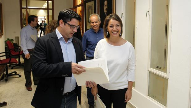 El primer teniente de alcalde (IU) la regidora (PSOE), con el portavoz de Ganemos (al fondo)