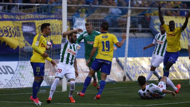 Los jugadores del Córdoba defienden una acción ante el Cádiz