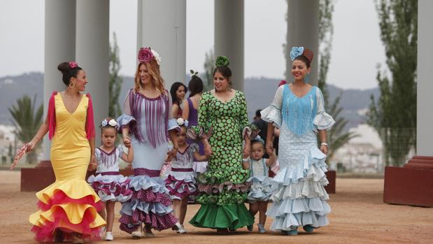 Un grupo de mujeres entran en la Feria con tres niñas pequeñas