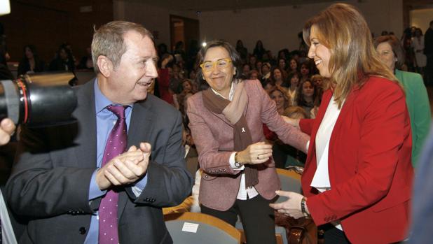 Susana Díaz saluda a Rosa Aguilar durante un acto