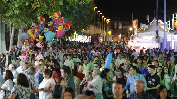 Ambiente nocturno en la Feria de Córdoba