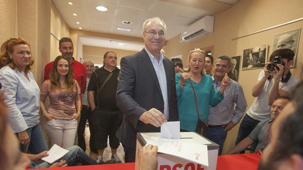 Juan Pablo Durán introduce en la urna su voto para las primarias