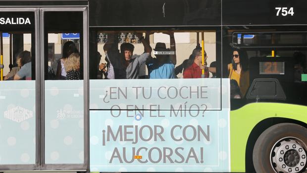 Un autobús, ayer, luciendo la campaña en la que se anima a ir a la Feria en los vehículos de Aucorsa