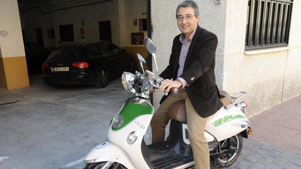 Francisco Salado, con la motocicleta eléctrica que usaba cuando era alcalde