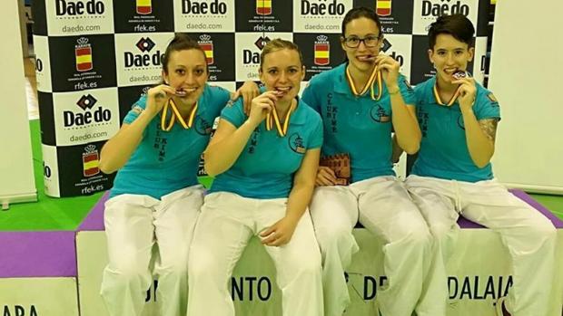 Las componentes del equipo femenino del Club Kimé que ha sido medalla de bronce en el Nacional