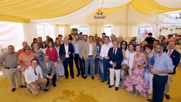 Foto de familia de los asistentes a la recepción del Partido Popular