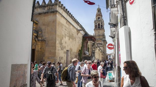 Turistas junto a la Mezquita-Catedral