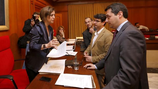 La alcaldesa dialoga con Pedro García y José María Bellido durante un Pleno