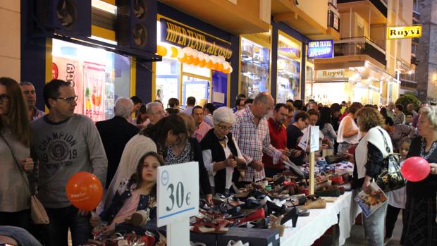 Público en una edición pasada de la Noche Mágica del comercio de Lucena