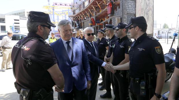 Primo Jurado y Emilio Aumente saludan a agentes de la Policía Nacional y Local