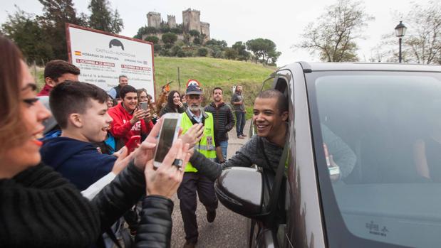 Uno de los actores, con el castillo de Almodóvar al fondo