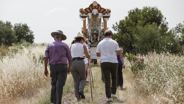 ¿Cómo se protegen del calor los rocieros de Córdoba?