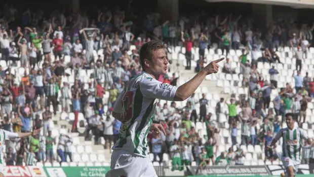 Marlovic celebrra su gol ante el Almería