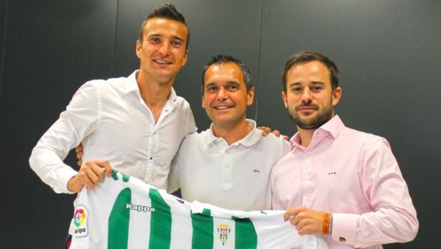Markovic posa con el presidente del Córdoba CF tras la renovación