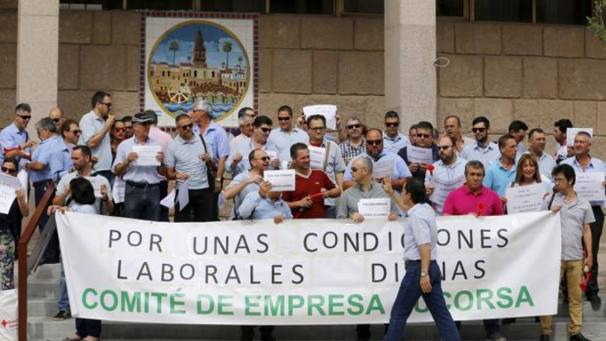 Protesta de los trabajadores de Aucorsa a las puertas del Ayuntamiento