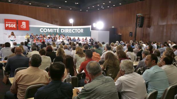 Susana Díaz en el Comité Director celebrado este lunes en Sevilla. Sentado, Gómez de Celis
