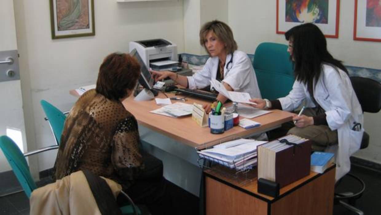 Una doctora atiende a una paciente en su consulta