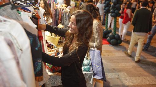 Una joven viendo ropa en uno de los comercios participantes