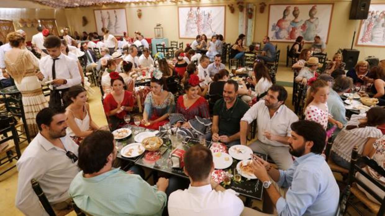 Público en una de las casetas de la Feria de Nuestra Señora de la Salud