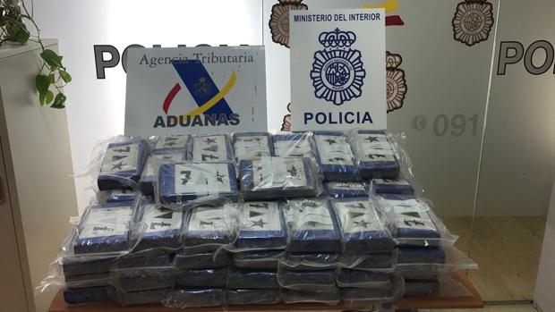 La droga oculta en un contenedor de langostinos requisada en una actuación de la Policía Nacional y de Aduanas
