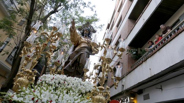 ¿Cuántas procesiones de gloria hay al margen de la Agrupación de Cofradías en Córdoba?