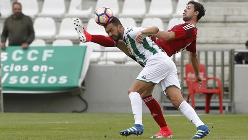 El central del Córdoba CF Deivid cabecea el balón