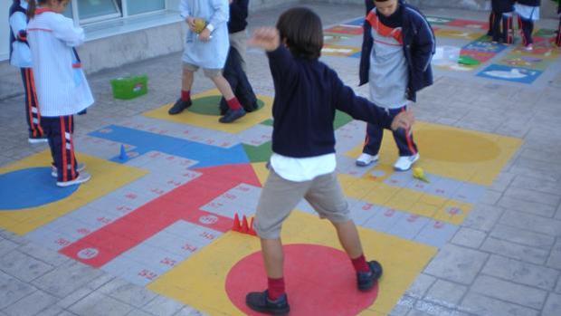 Niños jugando en el patio de un colegio