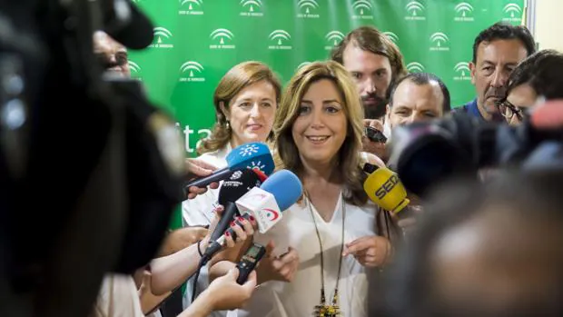 Susana Díaz atiende a los medios durante una visita al Hospital de Valme este viernes en Sevilla