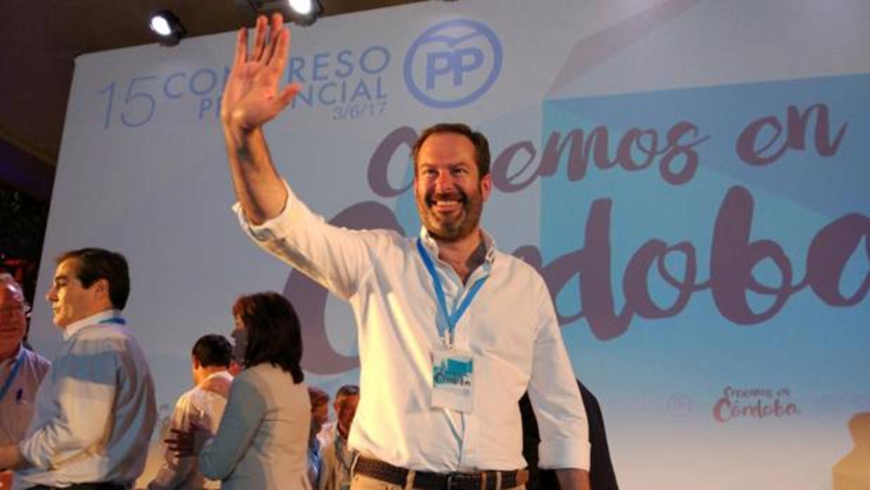 Adolfo Molina saluda a los asistentes al Congreso Provincial tras ser nombrado nuevo presidente del PP