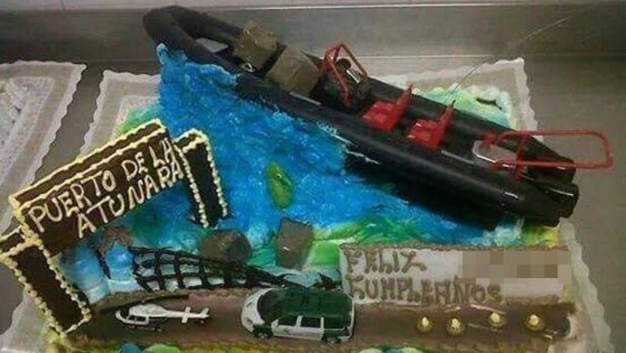 A la tarta no le falta detalles, la lancha de los narcos, los fardos de droga...