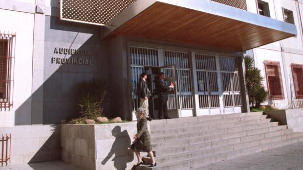 Condenado a seis meses de cárcel por insultar y dar un cabezazo al director del colegio de sus hijas