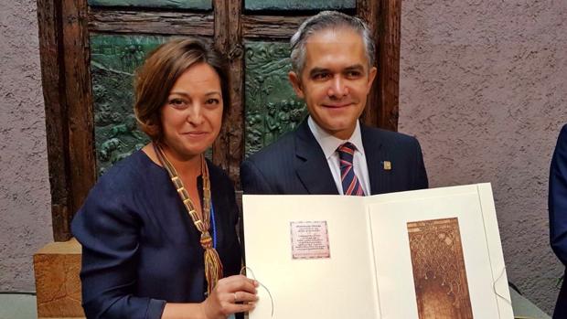 Ambrosio junto al gobernador de la Ciudad de México, Miguel Ángel Mancera