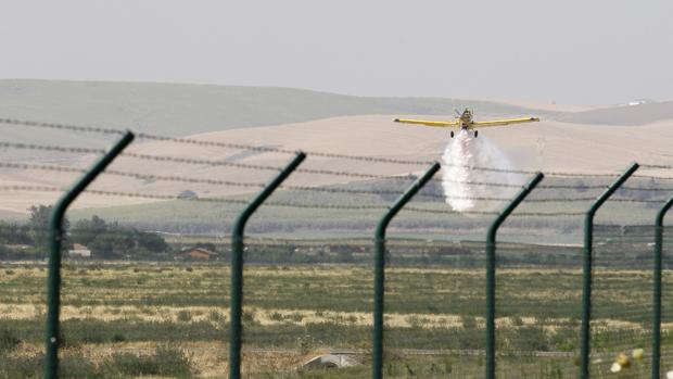 Un avión de pequeñas dimensiones en el aeropuerto de Córdoba