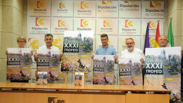 Autoridades y organizadores, en la presentación del torneo de pesca