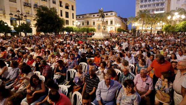 Asistentes a uno de los espectáculos de la Noche Blanca