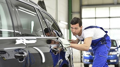 Trabajador en una factoría