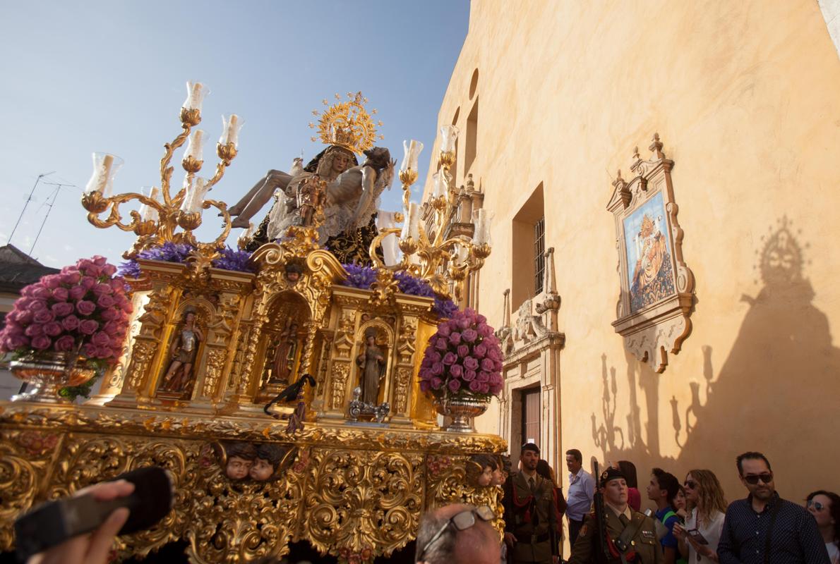 La Virgen de las Angustias, durante su salida procesional