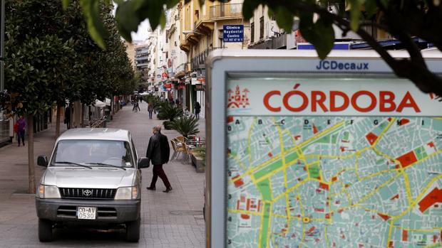 Calle Cruz Conde con un callejero en primer plano