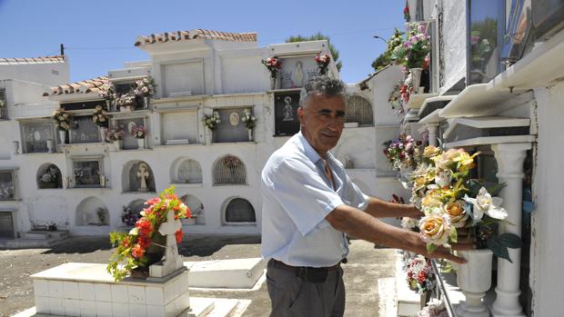 Matías Villalba, en el camposanto que cuida desde hace años pese a los impagos