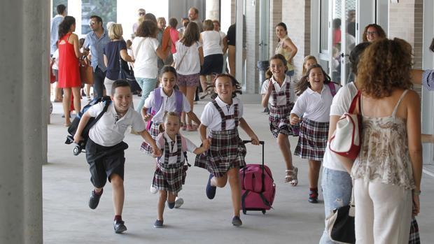 Un grupo de niños saliendo del colegio