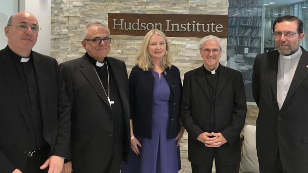 Fernández y la delegación del Cabildo acompañados por Nina Shea, directora del Centro de Libertad Religiosa del Instituto Hudson de la capital norteamericana