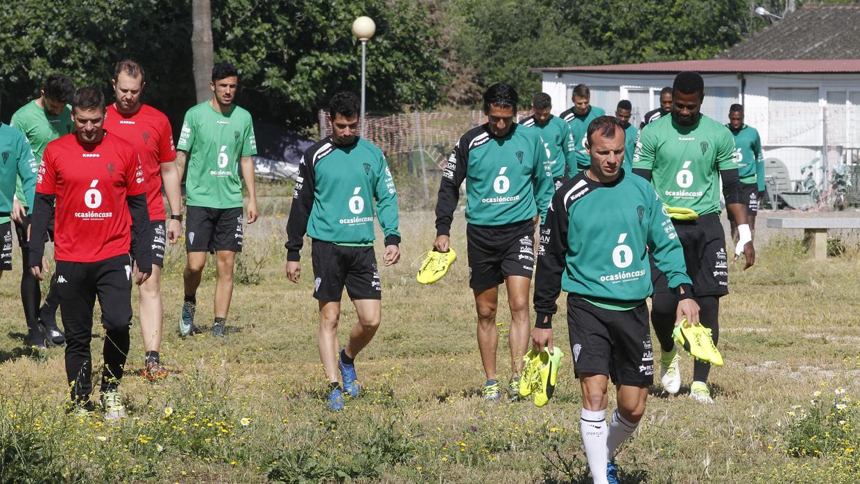 Varios jugadores que se despiden este domingo camino por los matorrales de la Ciudad Deportiva