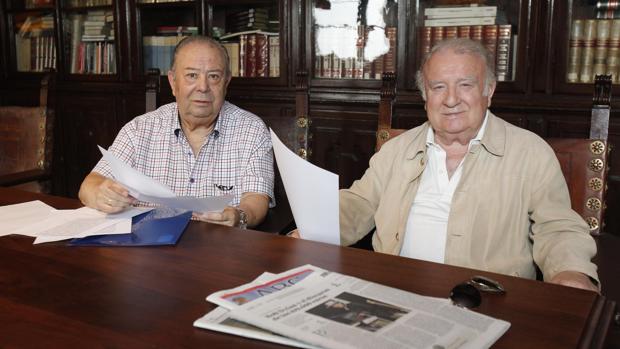 José Cruz y José Navea observan documentación en la biblioteca del Círculo de la Amistad