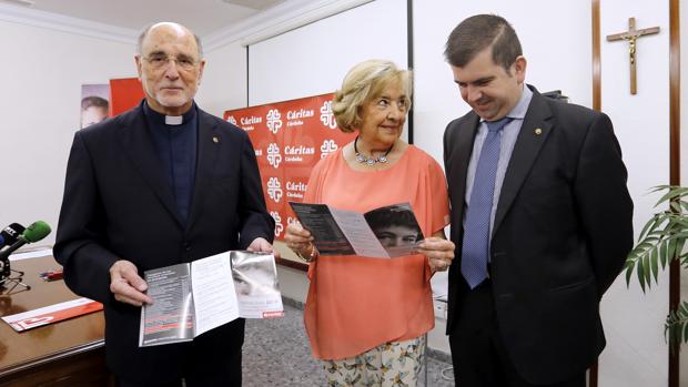 El delegado diocesano de Cáritas, la directora y el secretario general, al presentar su informe