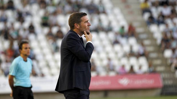 Los pros y contras que deja Luis Carrión, entrenador del Córdoba CF, para seguir en el banquillo