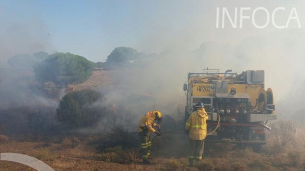 Bomberos trabajan en la extinción del incendio declarado en Ayamonte