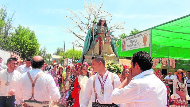 La Virgen de los Remedios camino de su santuario en la Campiña