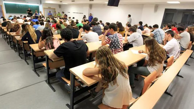 Alumnos realizando un examen en una sede de la Universidad de Sevilla