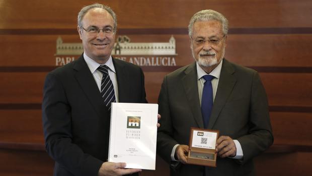 El Defensor del Menor de Andalucía, Jesús Maeztu, junto al presidente del Parlamento de Andalucía, Juan Pablo Durán