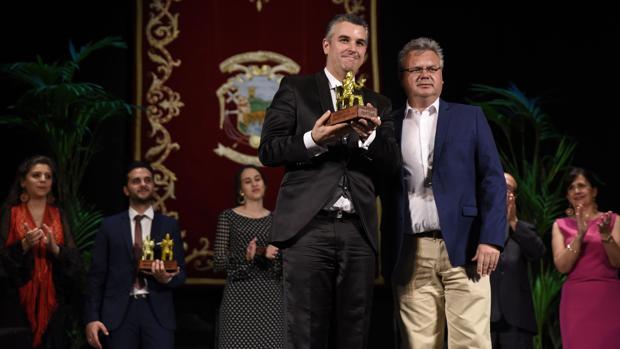 Manuel romero recibe su premio de manos del alcalde de Puente Genil, Esteban Morales